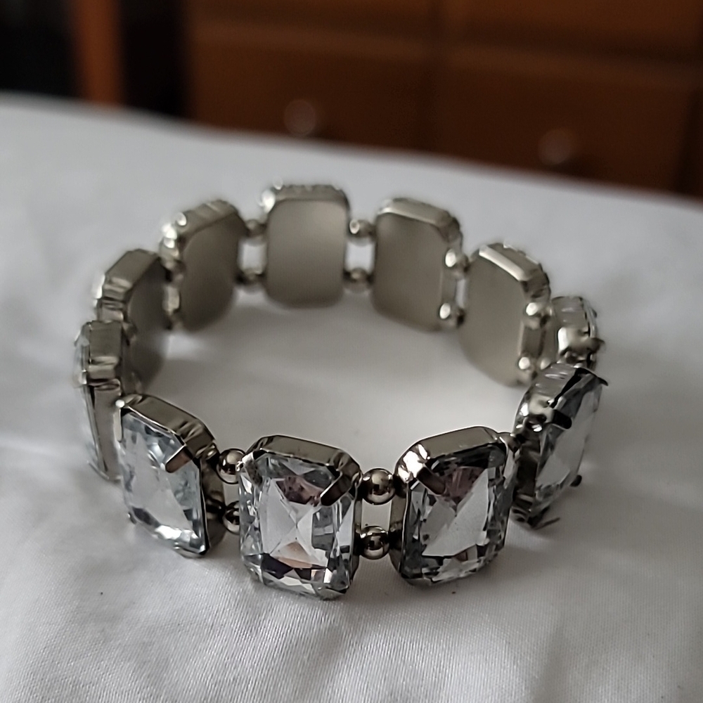 Elegant Silver-Tone Bracelet with Clear Square Stones (19)